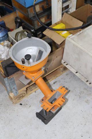 898680-2 Funnel for injection molding machine