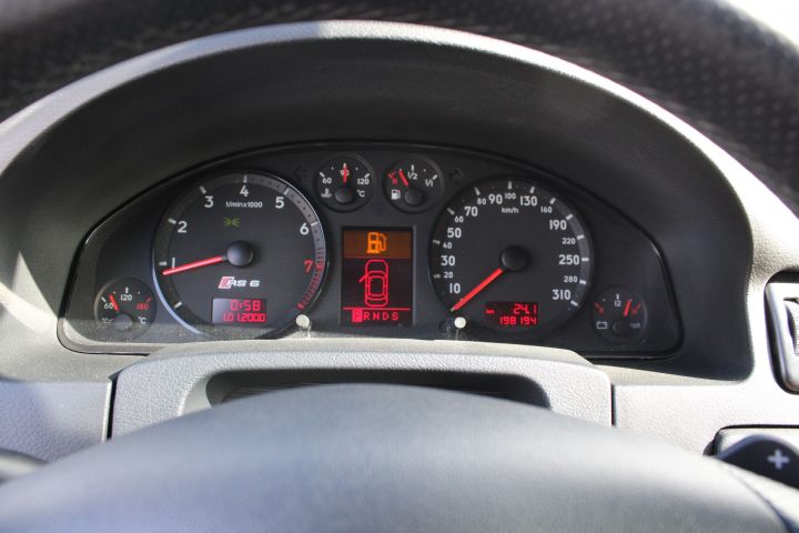 896361-24 Audi RS6 Avant Plus - 2004