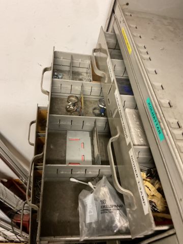 886479-8 Various cabinets with screw assortment