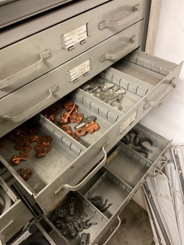 886479-12 Various cabinets with screw assortment