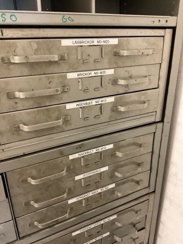 886479-24 Various cabinets with screw assortment