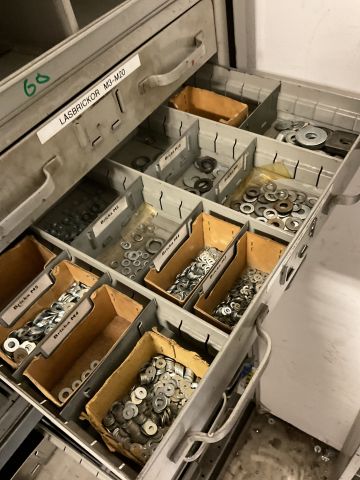 886479-27 Various cabinets with screw assortment