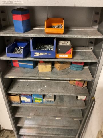 886479-33 Various cabinets with screw assortment