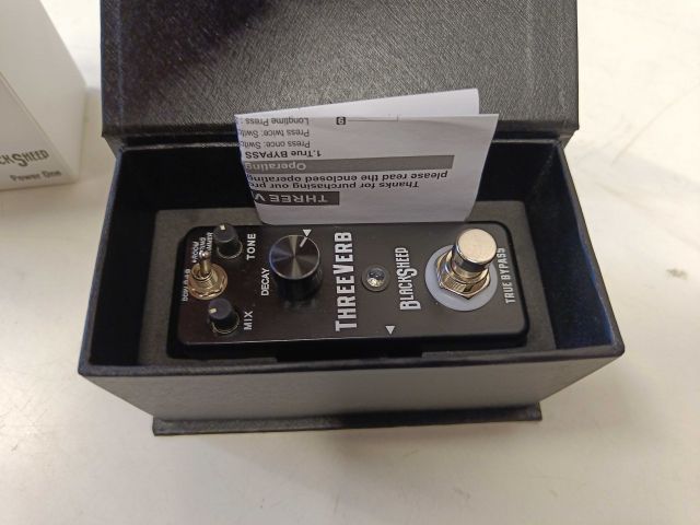 887473-4 Power pedal Blacksheep Threeverb incl power adapter