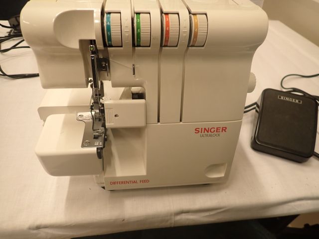 900803-3 Sewing Machine Singer 14U454B