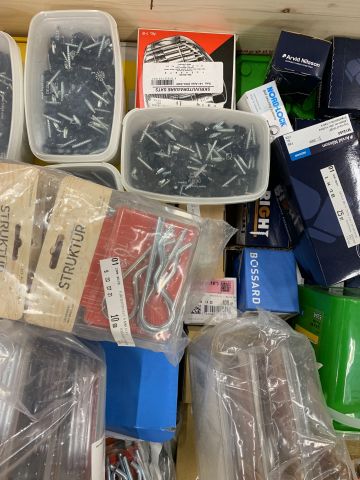 901427-4 Assortment with screw and nail (approx. 479 kg)