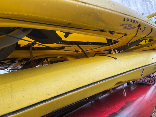 898815-7 Lot with kayaks 7 pcs and kayak stand