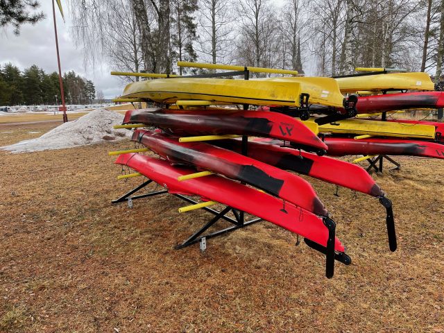 898815-1 Lot with kayaks 7 pcs and kayak stand