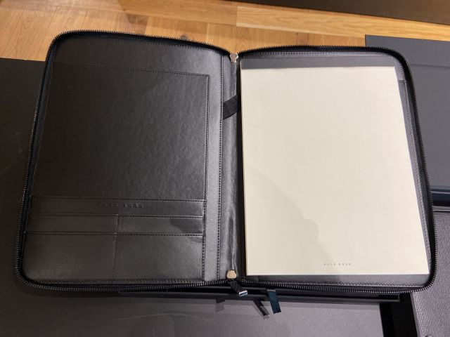 885996-3 Leaflets Hugo Boss keychains