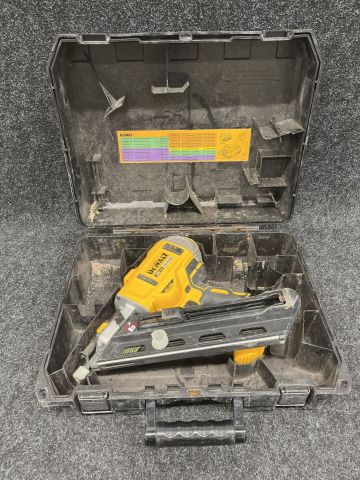 902575-1 Nail gun Dewalt DCN692