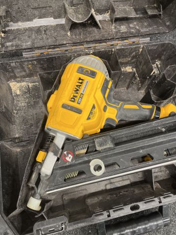 902575-2 Nail gun Dewalt DCN692