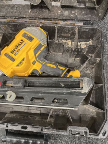 902575-3 Nail gun Dewalt DCN692