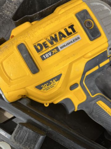 902575-4 Nail gun Dewalt DCN692