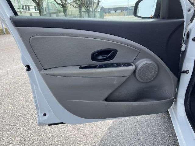 895190-17 Renault Megane Grandtour 1.6 E85 - 2011