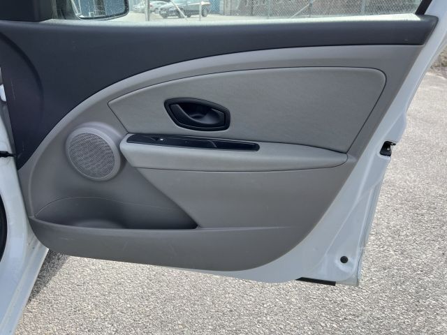 895190-24 Renault Megane Grandtour 1.6 E85 - 2011