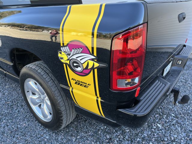 902718-16 Dodge Ram 5.7 Hemi 4x4 Rumble Bee limeted edition - 2004