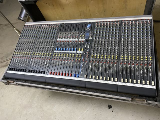 833973-1 Allen Heath GL4 in case Analog mixer 32 channels