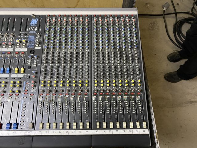 833973-3 Allen Heath GL4 in case Analog mixer 32 channels