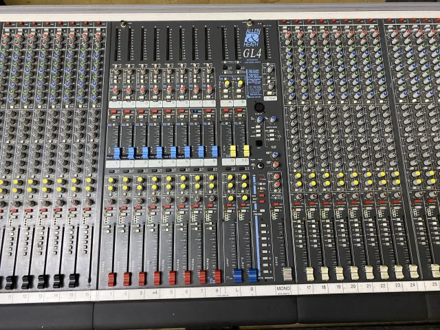 833973-4 Allen Heath GL4 in case Analog mixer 32 channels