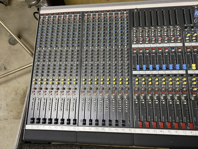 833973-5 Allen Heath GL4 in case Analog mixer 32 channels