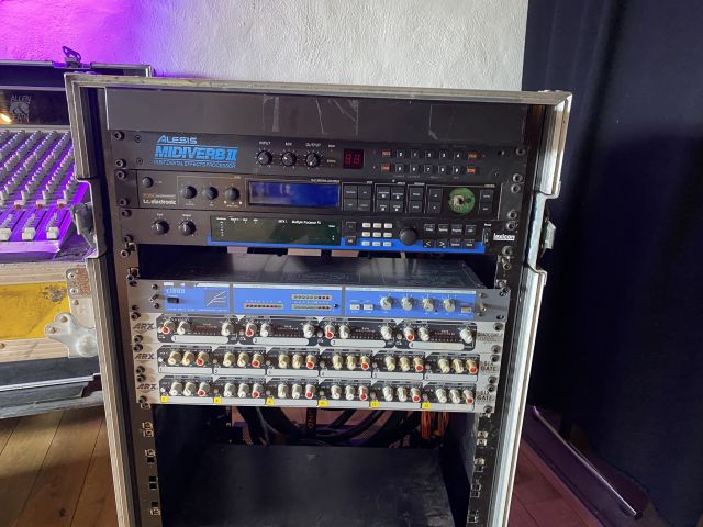 833974-2 Allen heath gl 4000 mixer table 32channels