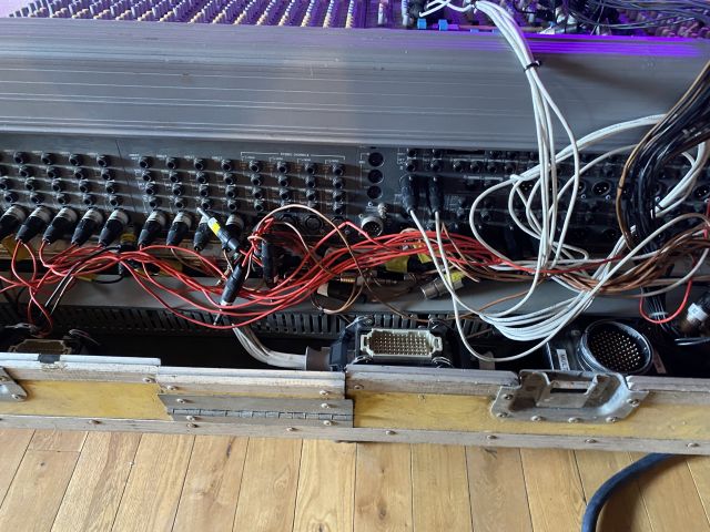 833974-6 Allen heath gl 4000 mixer table 32channels