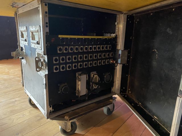 833974-8 Allen heath gl 4000 mixer table 32channels