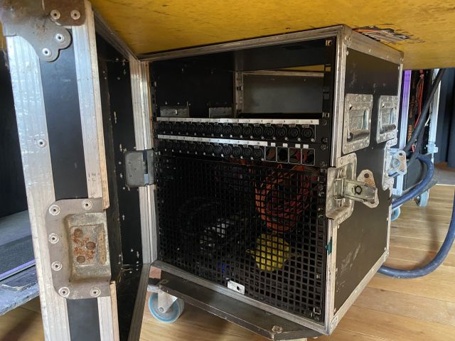 833974-9 Allen heath gl 4000 mixer table 32channels