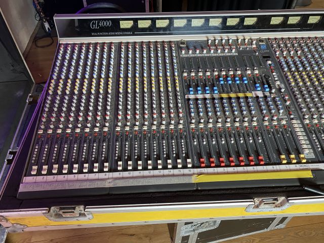 833974-10 Allen heath gl 4000 mixer table 32channels