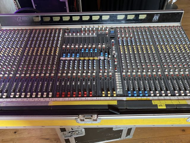 833974-11 Allen heath gl 4000 mixer table 32channels
