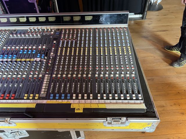 833974-12 Allen heath gl 4000 mixer table 32channels