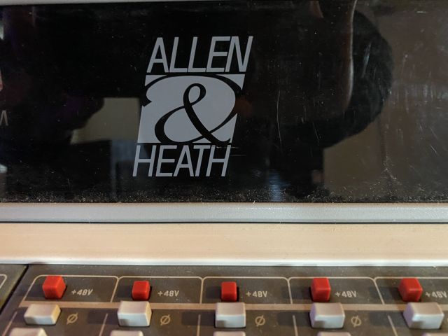 833974-13 Allen heath gl 4000 mixer table 32channels