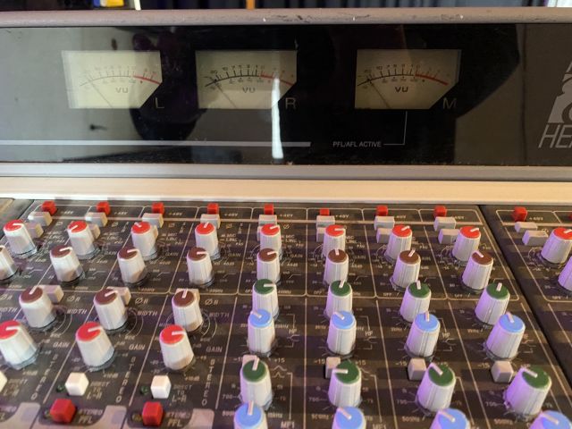 833974-14 Allen heath gl 4000 mixer table 32channels