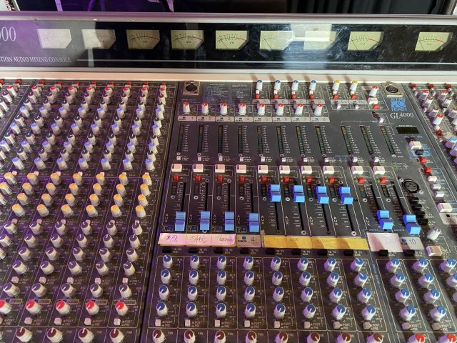 833974-15 Allen heath gl 4000 mixer table 32channels