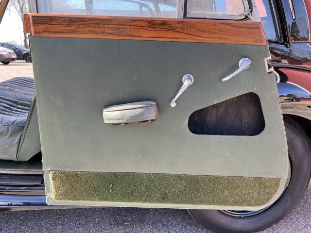 895194-15 Armstrong Siddeley Whitley Six-Light Saloon - 1951