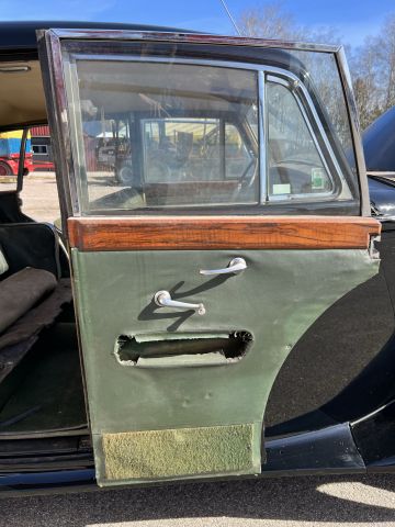 895194-40 Armstrong Siddeley Whitley Six-Light Saloon - 1951