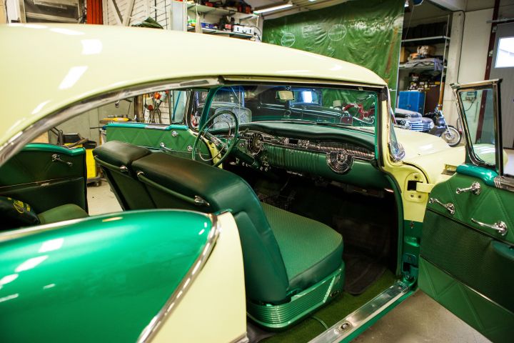 861710-22 Oldsmobil 98 Holiday Coupe - 1954