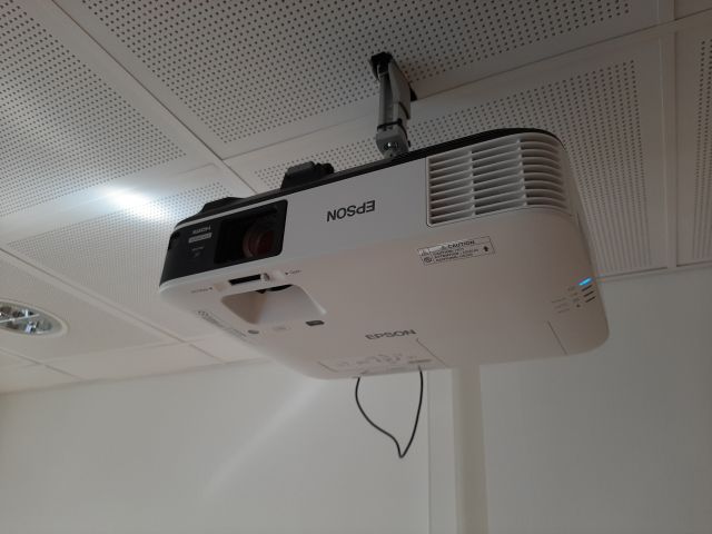 868148-1 Projector & Projector Screen - Epson EB-1980WU