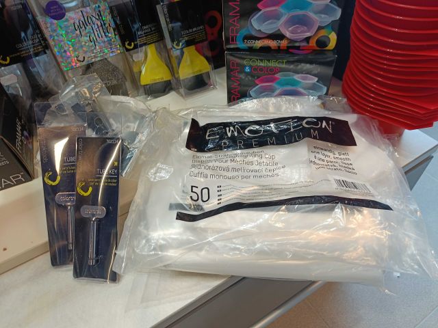 888910-17 Lot with accessories for dyeing