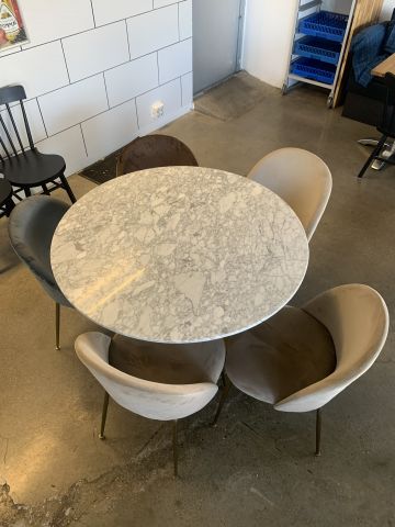 866569-2 Marble table with chairs. Mio