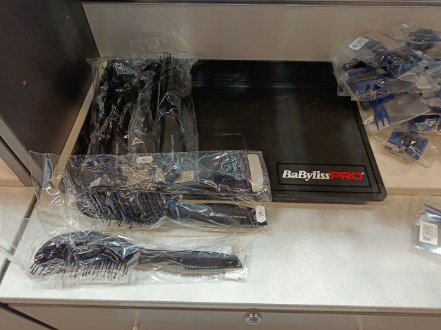 888949-19 Remnant from Frisör-Butik