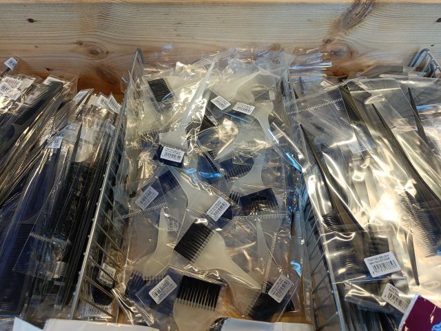 888949-32 Remnant from Frisör-Butik