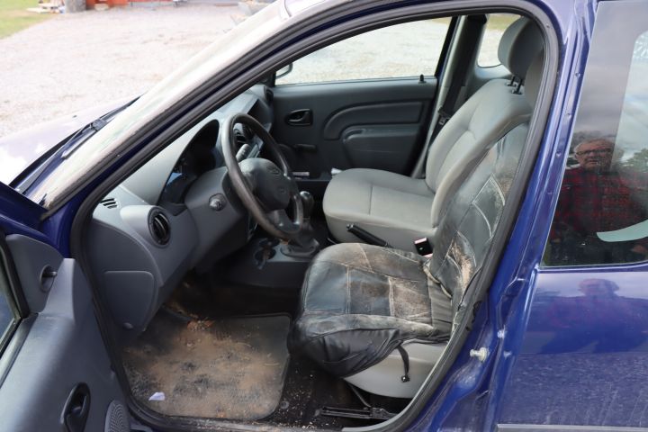 905378-13 Dacia Logan 1.5 dCi Pickup - 2010