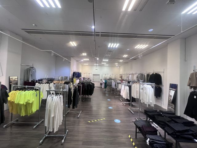 672878-1 Shop fittings, clothes hangers etc. "everything in the shop"