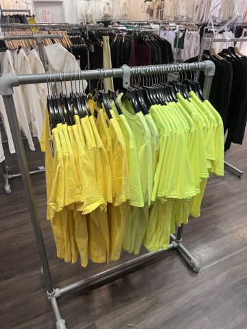 672878-3 Shop fittings, clothes hangers etc. "everything in the shop"