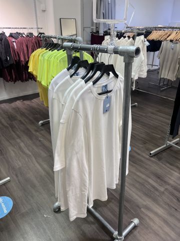 672878-4 Shop fittings, clothes hangers etc. "everything in the shop"