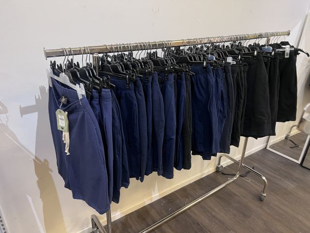 672878-5 Shop fittings, clothes hangers etc. "everything in the shop"