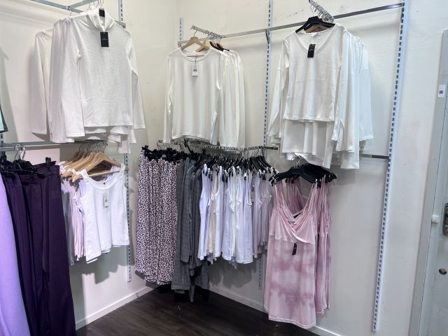 672878-10 Shop fittings, clothes hangers etc. "everything in the shop"