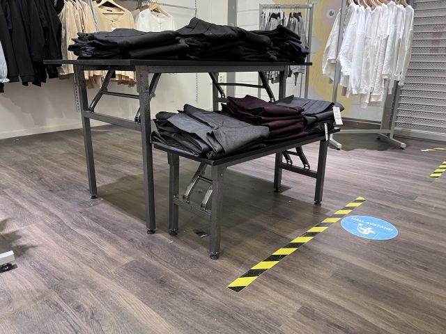 672878-14 Shop fittings, clothes hangers etc. "everything in the shop"