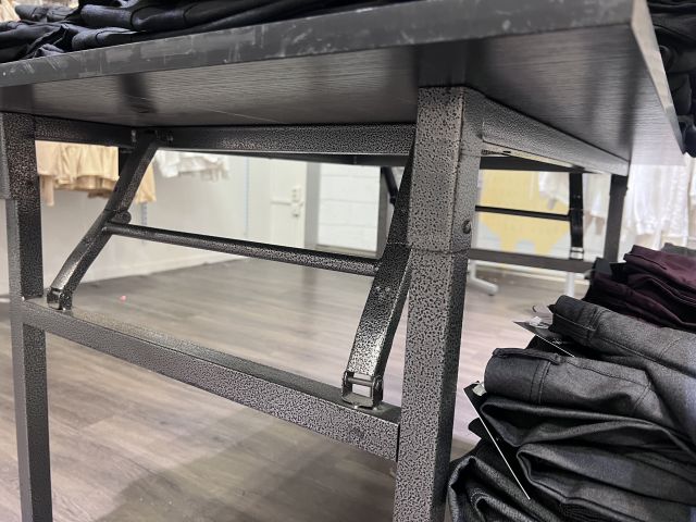 672878-15 Shop fittings, clothes hangers etc. "everything in the shop"